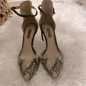 Guess closed toe heeled shoes